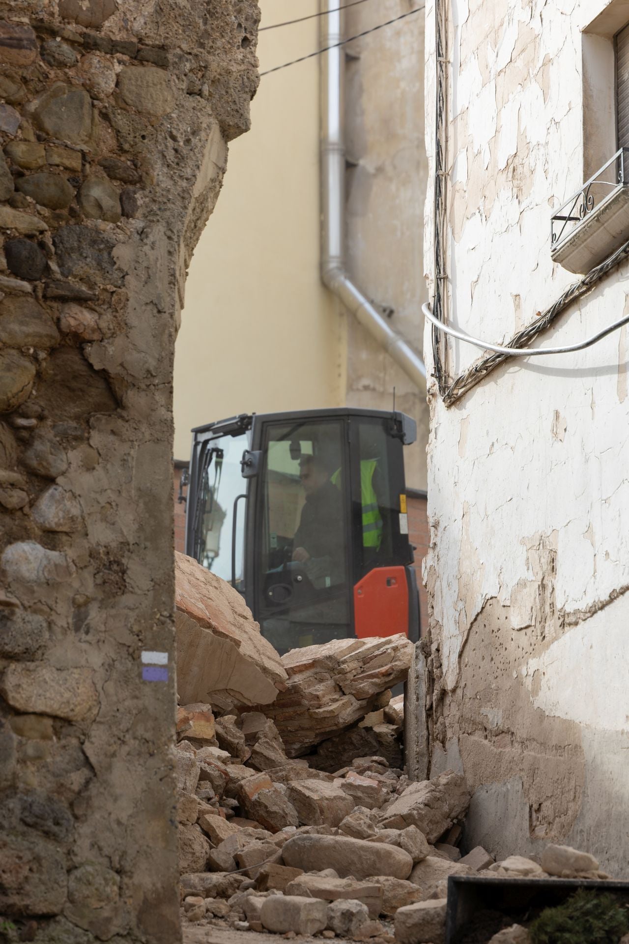 Las imágenes del desescombro tras el derrumbe de la torre en Viguera
