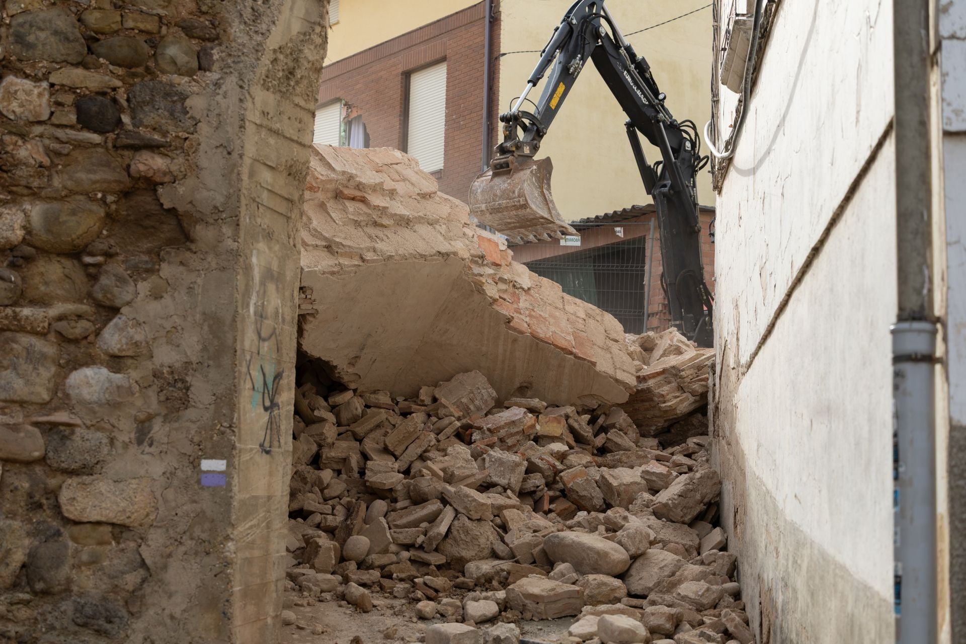 Las imágenes del desescombro tras el derrumbe de la torre en Viguera