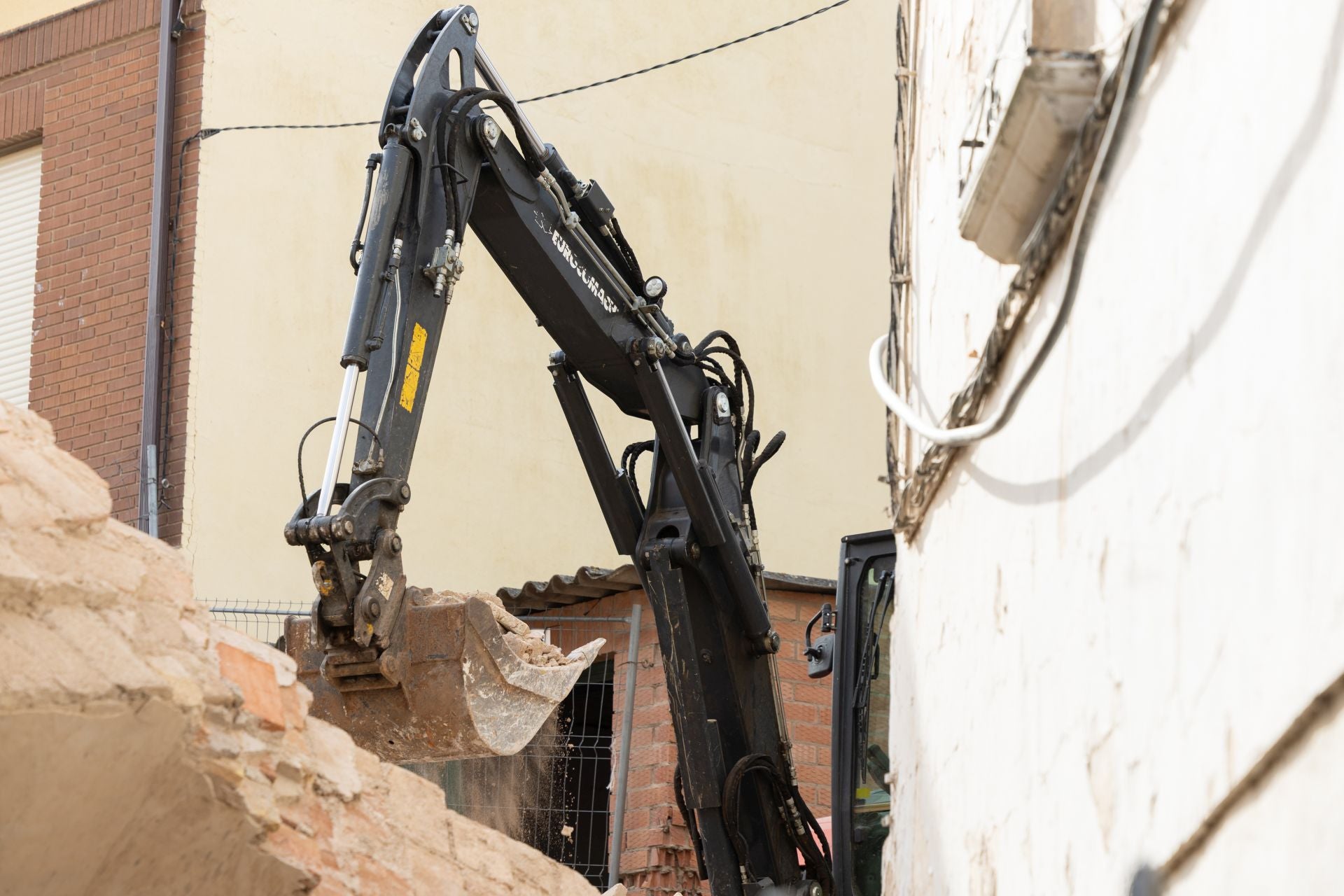 Las imágenes del desescombro tras el derrumbe de la torre en Viguera