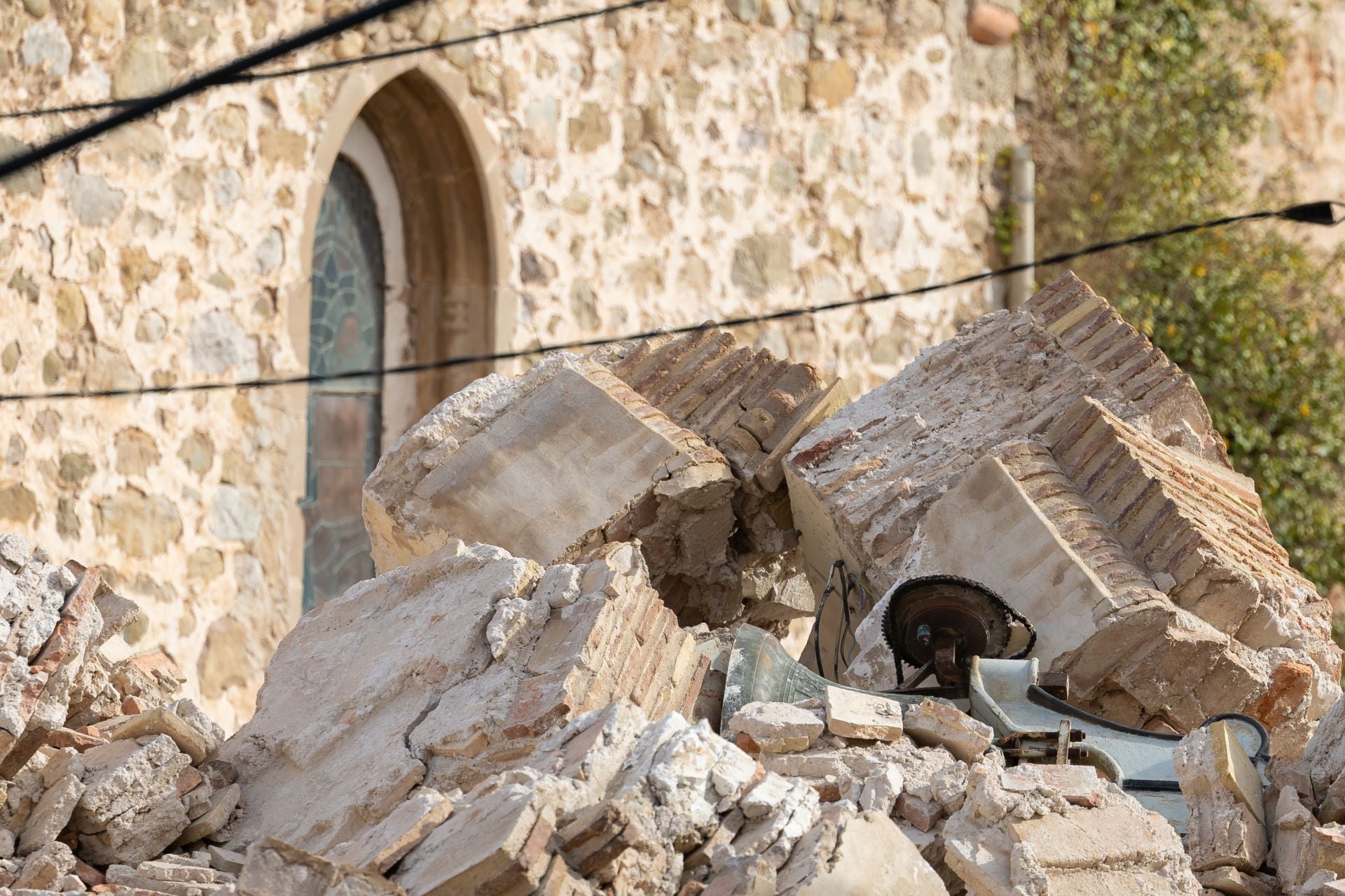 Las imágenes del desescombro tras el derrumbe de la torre en Viguera