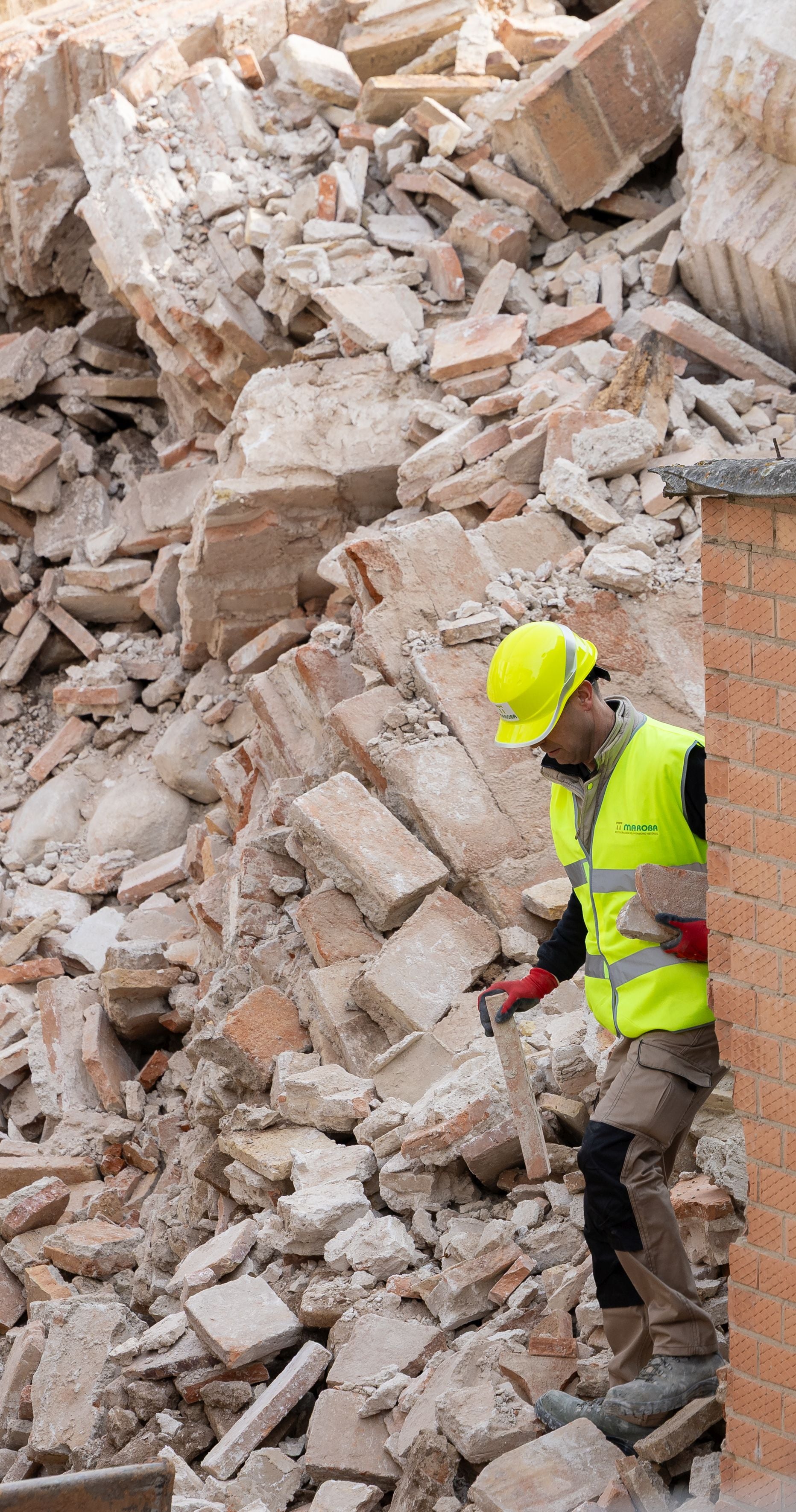 Las imágenes del desescombro tras el derrumbe de la torre en Viguera