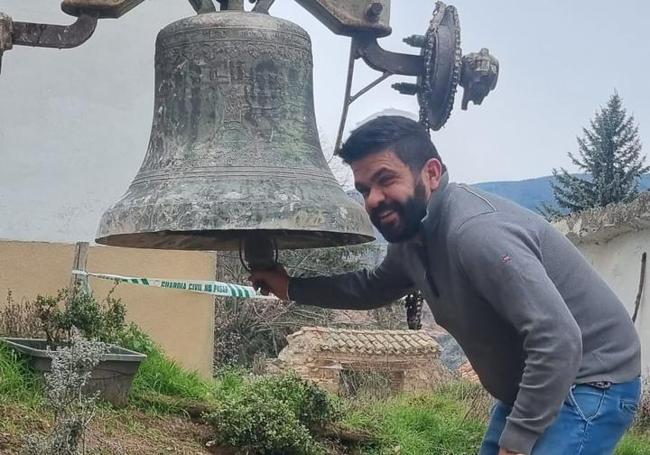 Álvaro Manzanos, alcalde de Viguera, celebra la recuperación de la campana.