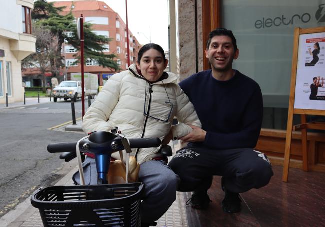 Lorena Jiménez posa sonriente junto a su hermano José en su tienda de ubicada en Haro.
