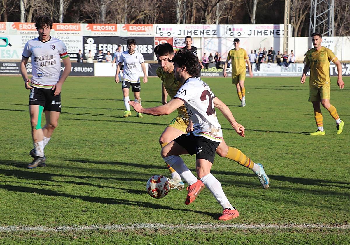 Sota se ofrece en una línea de pase a Ayensa el pasado domingo.