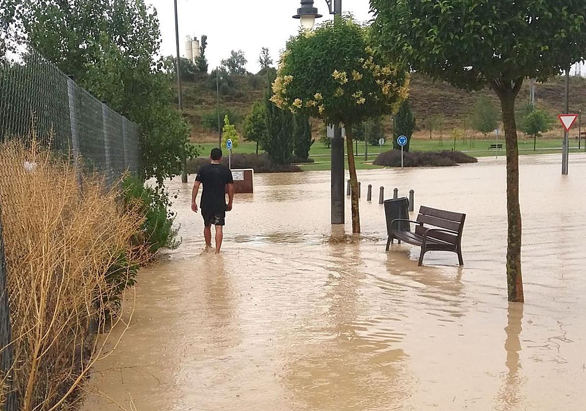 Inundación provocada por el barranco de Oyón en el barrio del Campillo en una imagen de archivo.