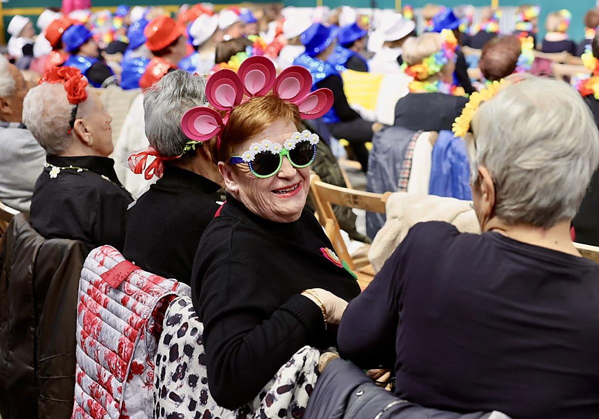 Los mayores celebran el Carnaval con una fiesta de disfraces en el Polideportivo Las Gaunas
