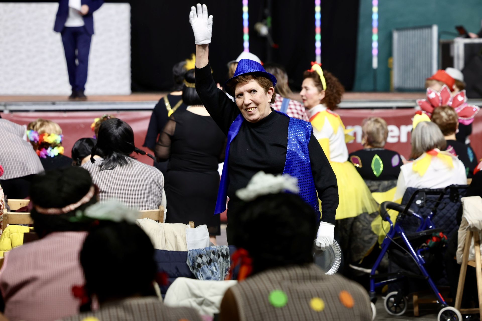 Los mayores celebran el Carnaval con una fiesta de disfraces en el Polideportivo Las Gaunas