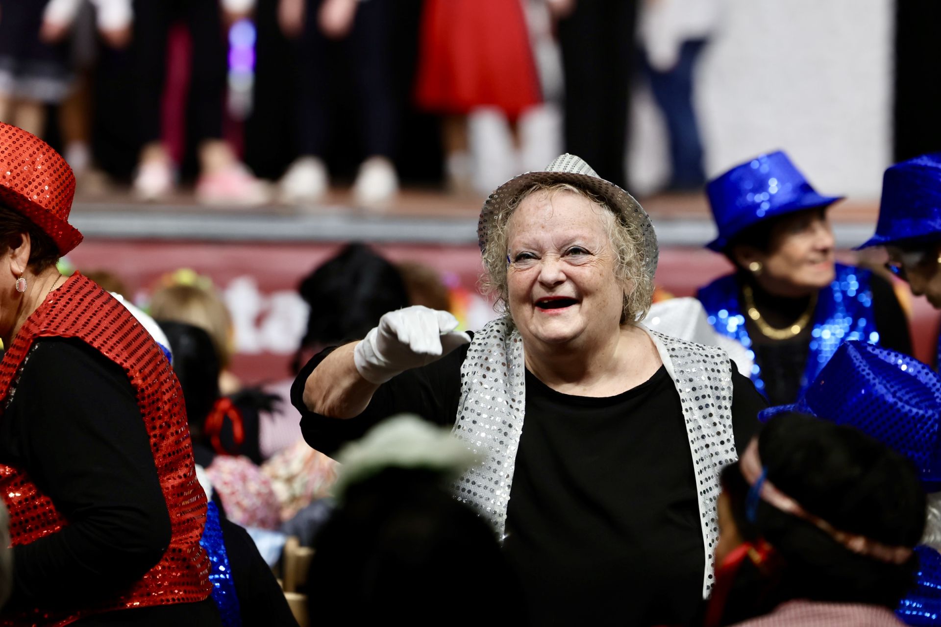 Los mayores celebran el Carnaval con una fiesta de disfraces en el Polideportivo Las Gaunas