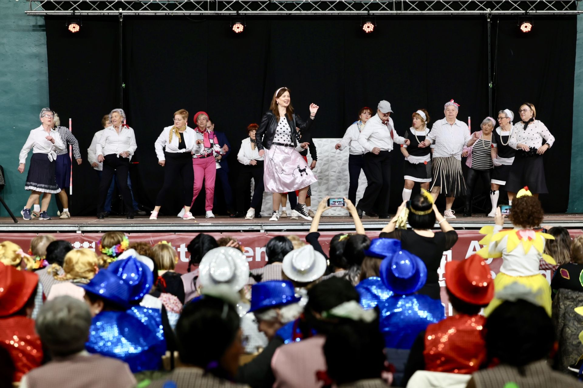 Los mayores celebran el Carnaval con una fiesta de disfraces en el Polideportivo Las Gaunas