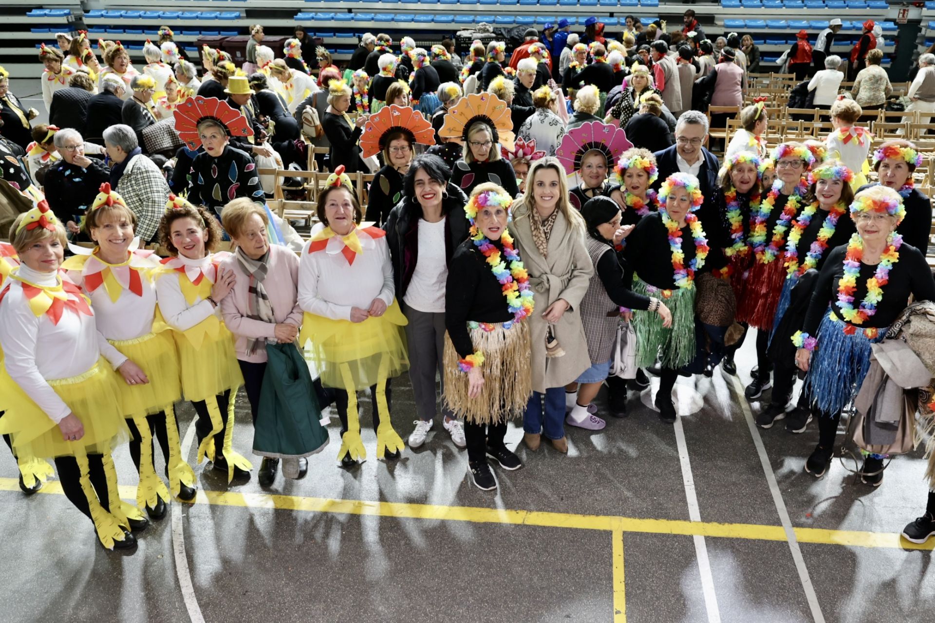 Los mayores celebran el Carnaval con una fiesta de disfraces en el Polideportivo Las Gaunas