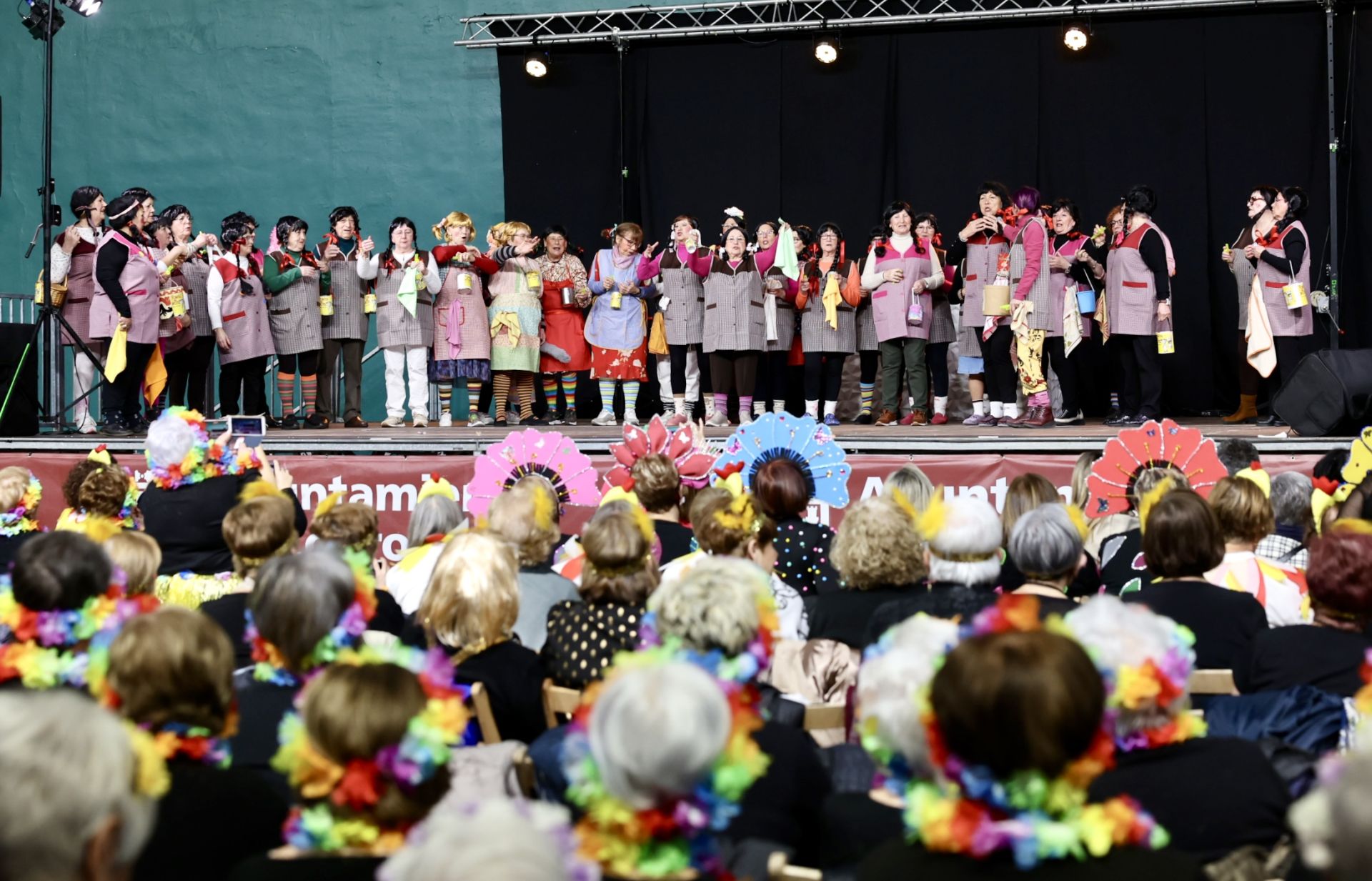 Los mayores celebran el Carnaval con una fiesta de disfraces en el Polideportivo Las Gaunas