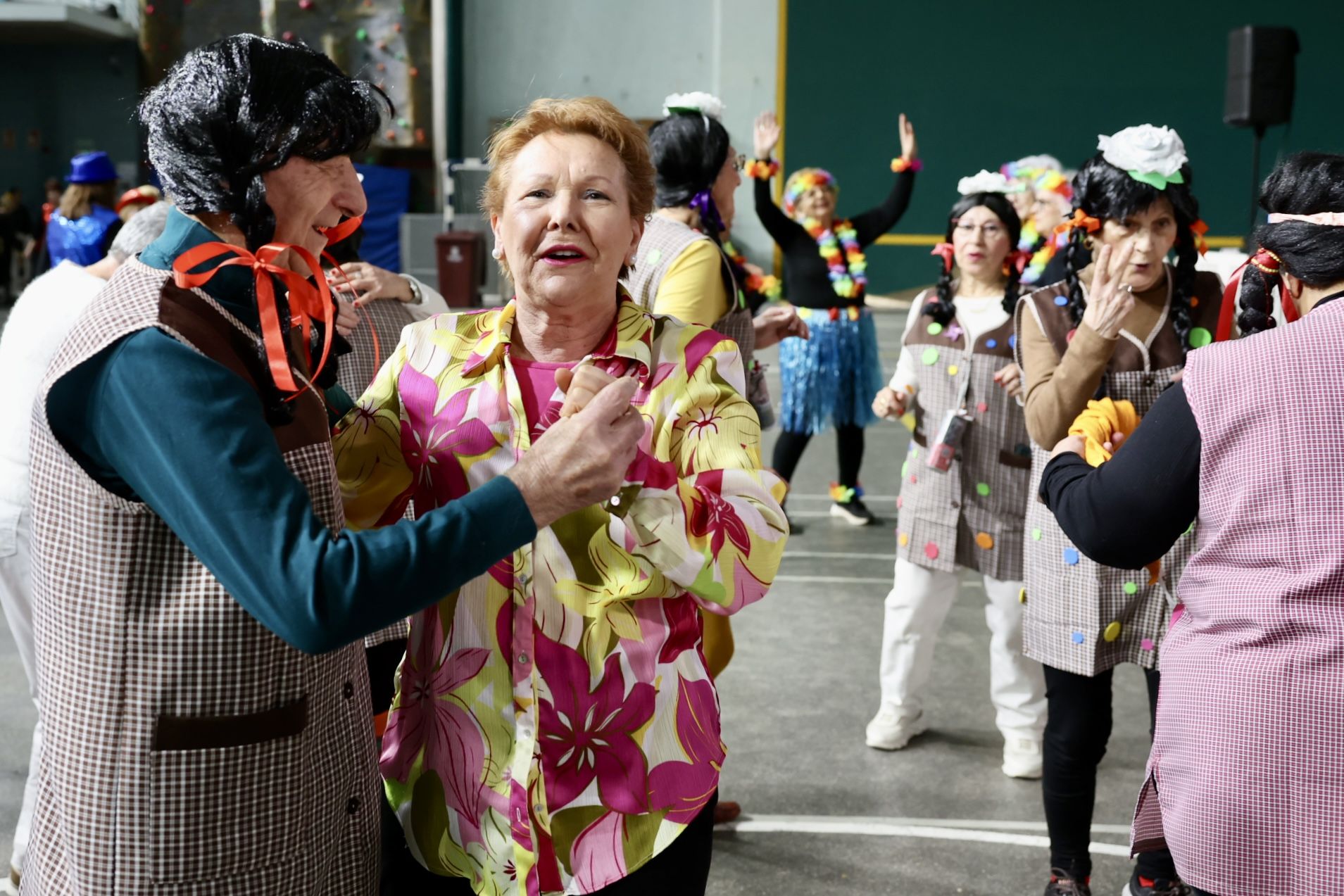 Los mayores celebran el Carnaval con una fiesta de disfraces en el Polideportivo Las Gaunas