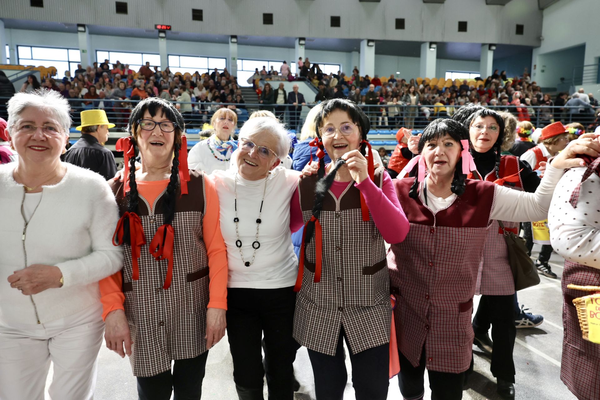 Los mayores celebran el Carnaval con una fiesta de disfraces en el Polideportivo Las Gaunas
