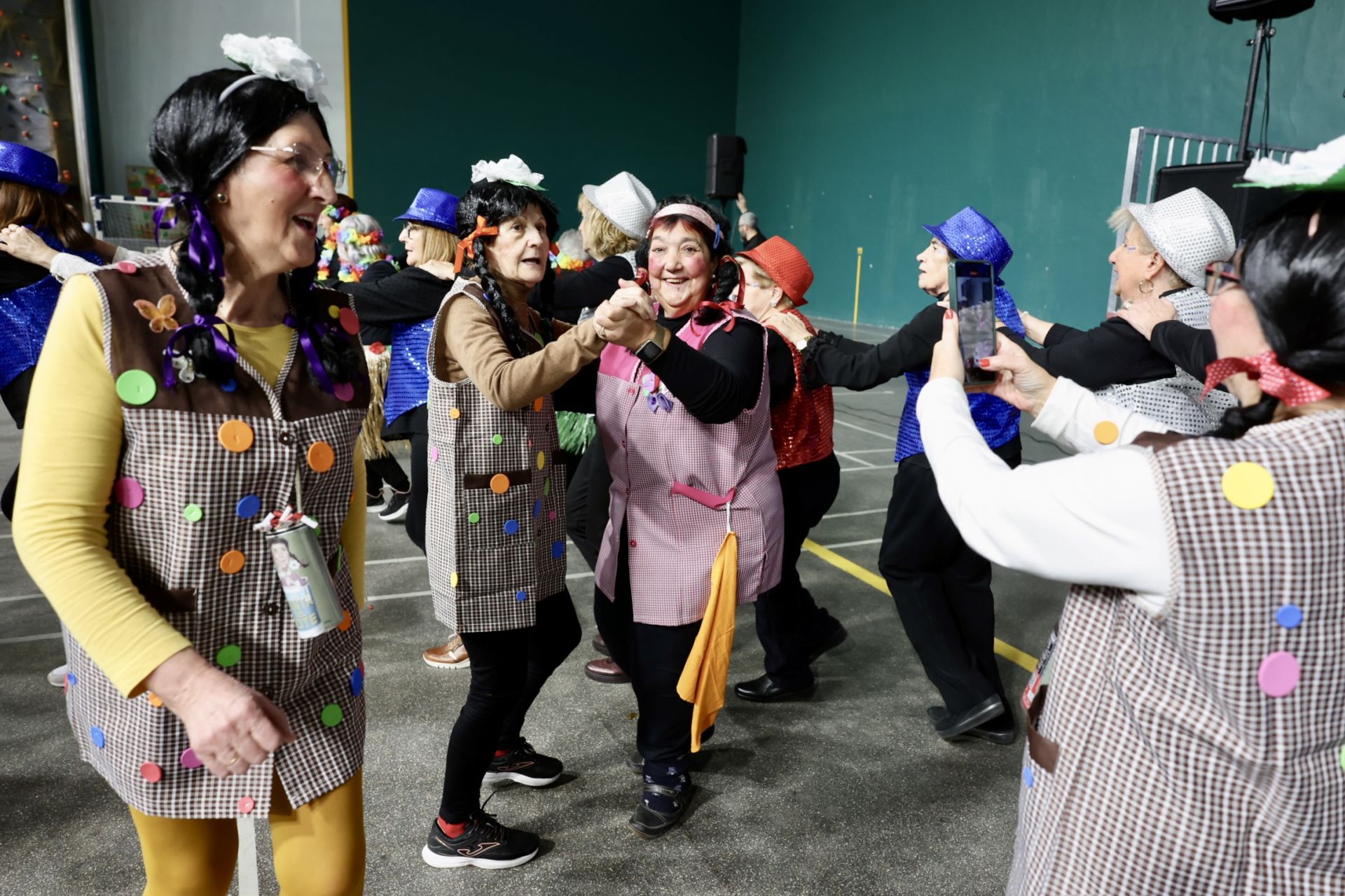 Los mayores celebran el Carnaval con una fiesta de disfraces en el Polideportivo Las Gaunas