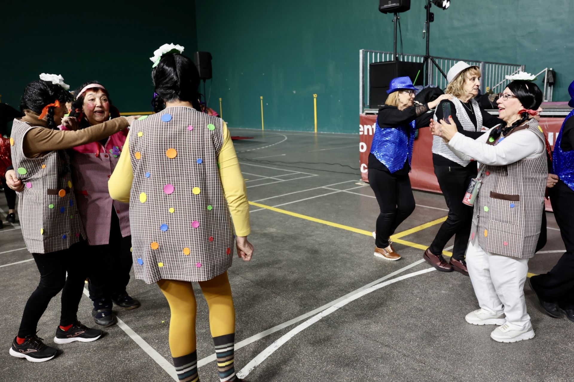 Los mayores celebran el Carnaval con una fiesta de disfraces en el Polideportivo Las Gaunas