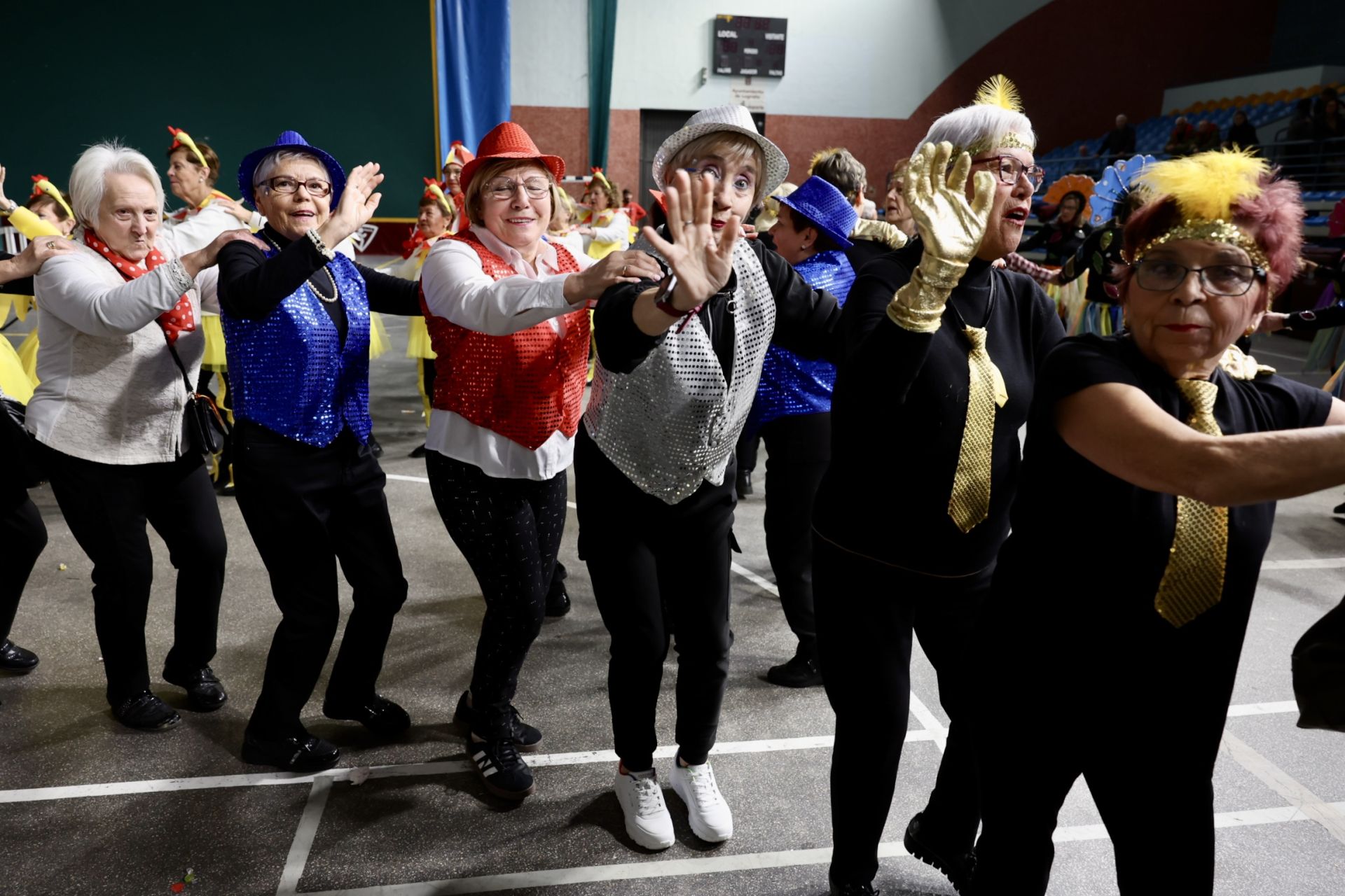 Los mayores celebran el Carnaval con una fiesta de disfraces en el Polideportivo Las Gaunas
