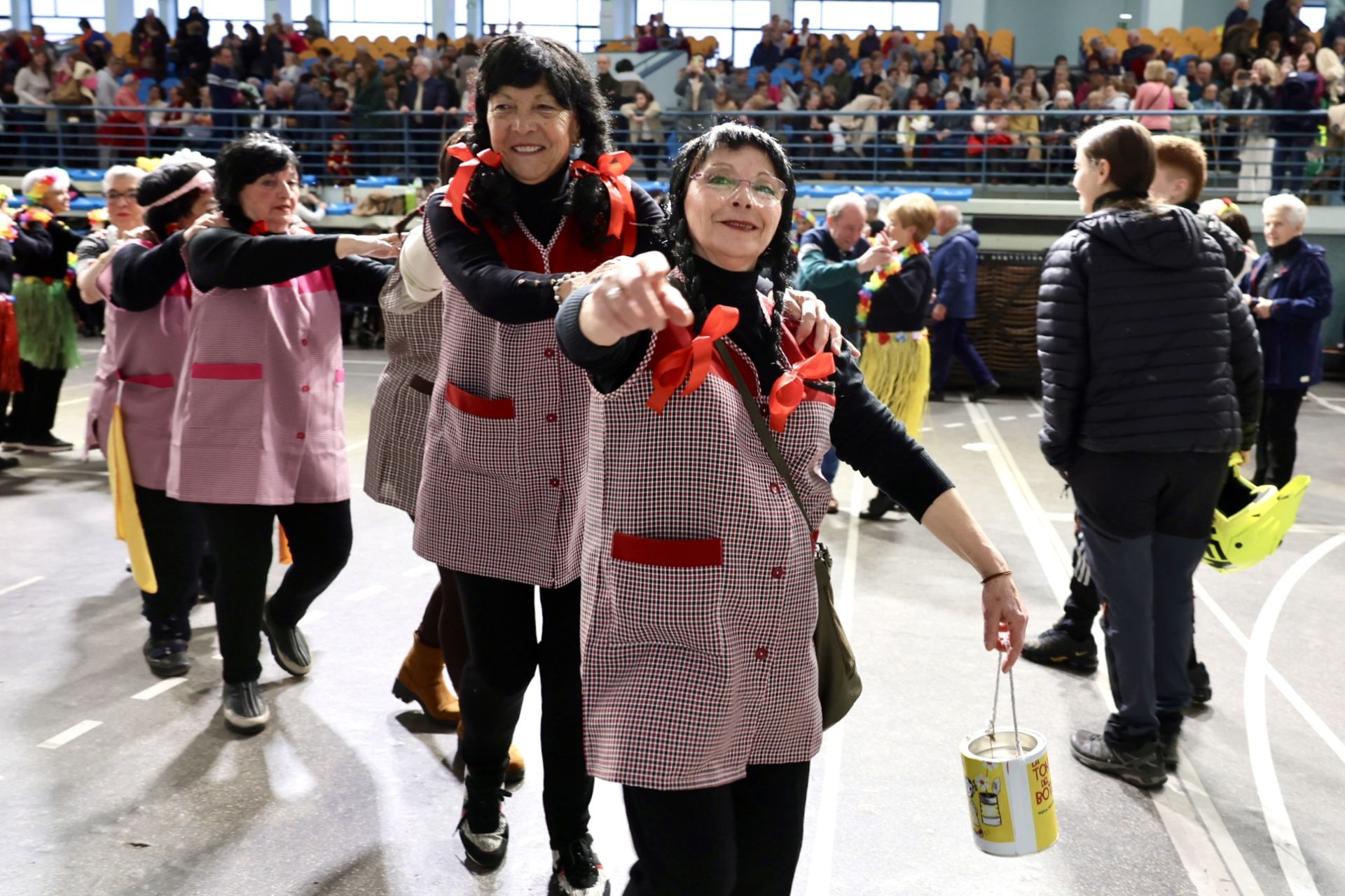 Los mayores celebran el Carnaval con una fiesta de disfraces en el Polideportivo Las Gaunas