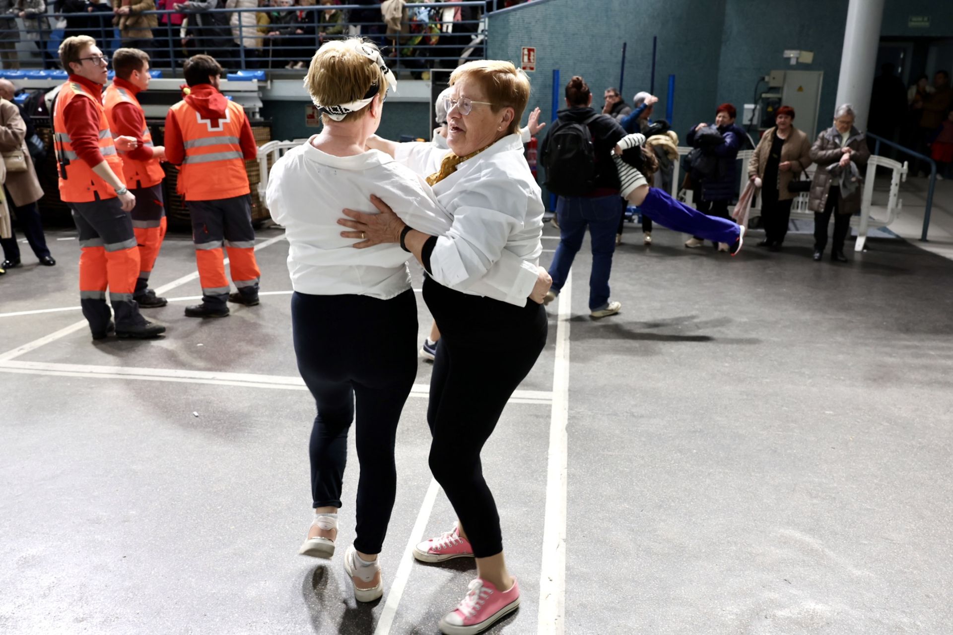Los mayores celebran el Carnaval con una fiesta de disfraces en el Polideportivo Las Gaunas