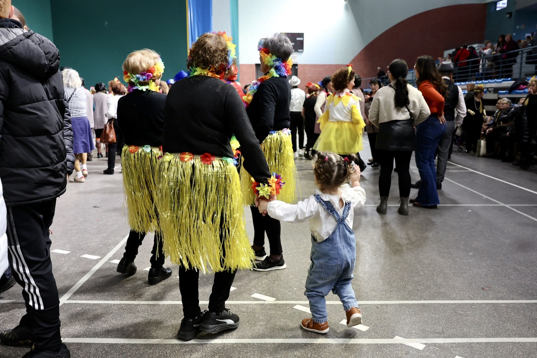 Los mayores celebran el Carnaval con una fiesta de disfraces en el Polideportivo Las Gaunas