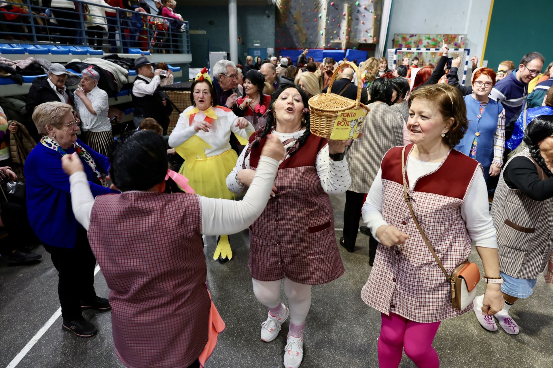 Los mayores celebran el Carnaval con una fiesta de disfraces en el Polideportivo Las Gaunas