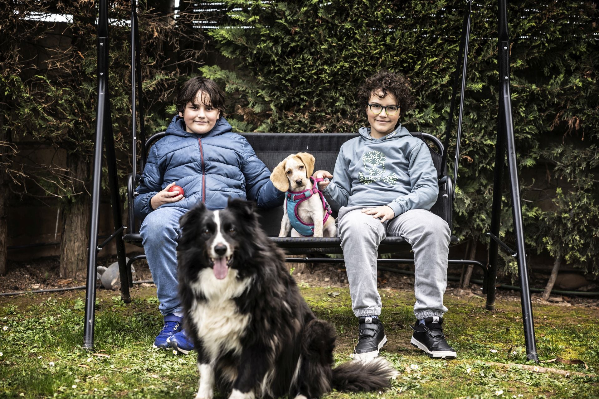 Los nietos de Esther posan con los perros Peter y Lara Croft.