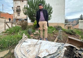 El alcalde de Viguera, Álvaro Manzanos, contempla el reloj rescatado de entre los escombros.