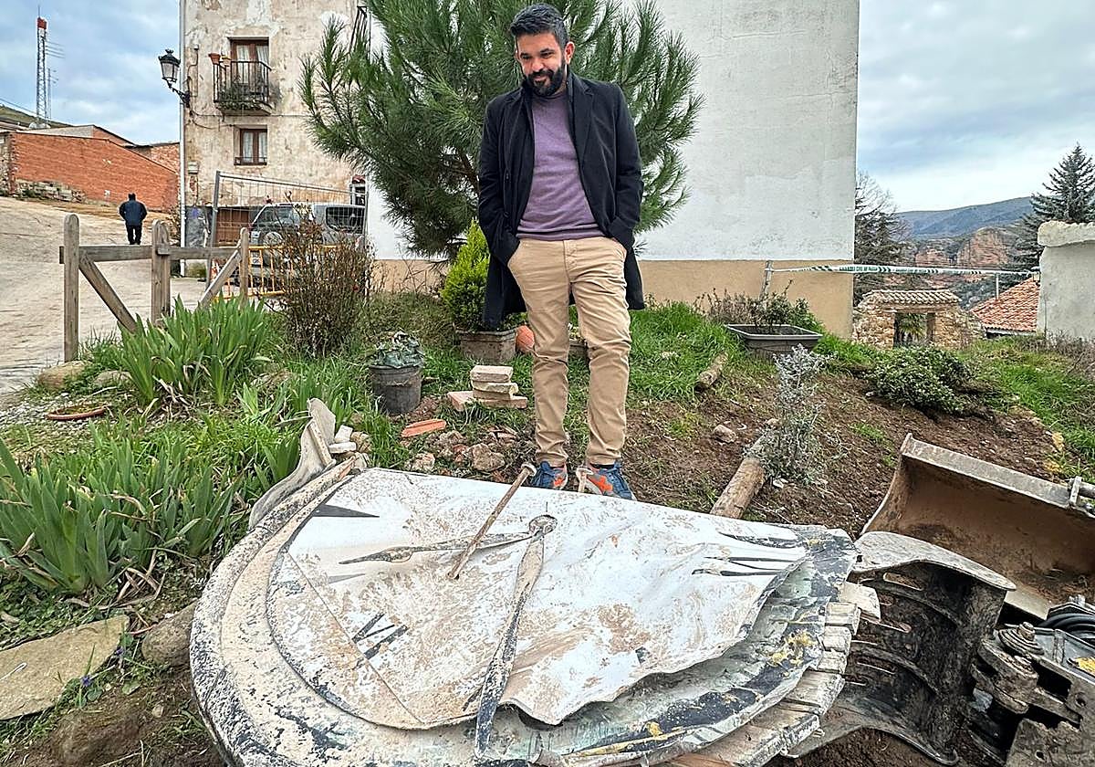 El alcalde de Viguera, Álvaro Manzanos, contempla el reloj rescatado de entre los escombros.