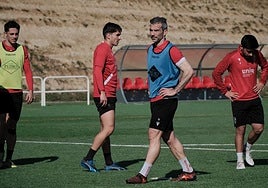 Iñaki camina con gesto serio por el campo principal de Valdegastea.