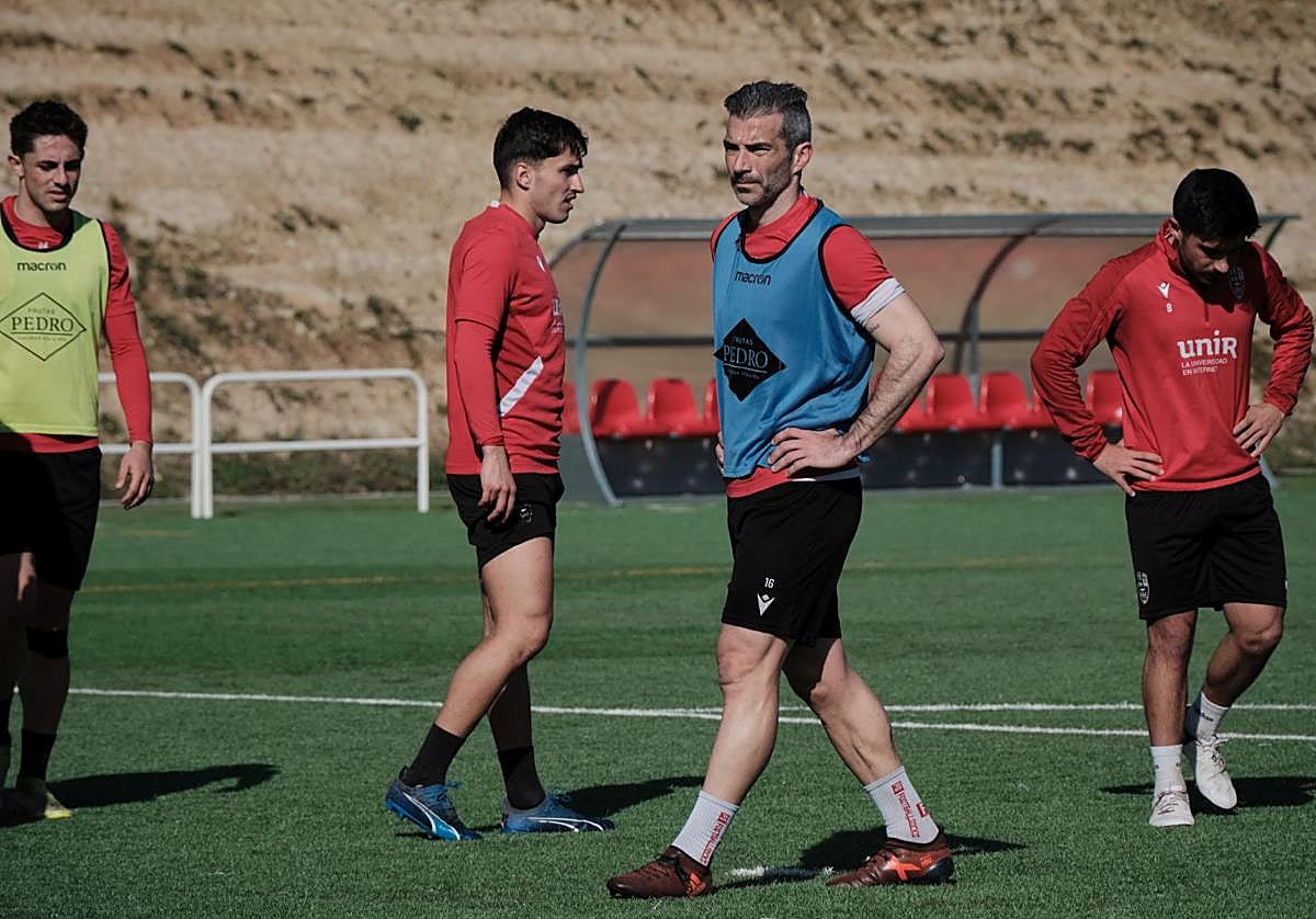 Iñaki camina con gesto serio por el campo principal de Valdegastea.