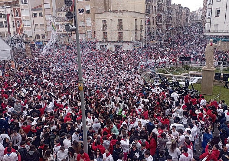 Miles de personas celebran en la Glorieta de Quintiliano el inicio de las fiestas.