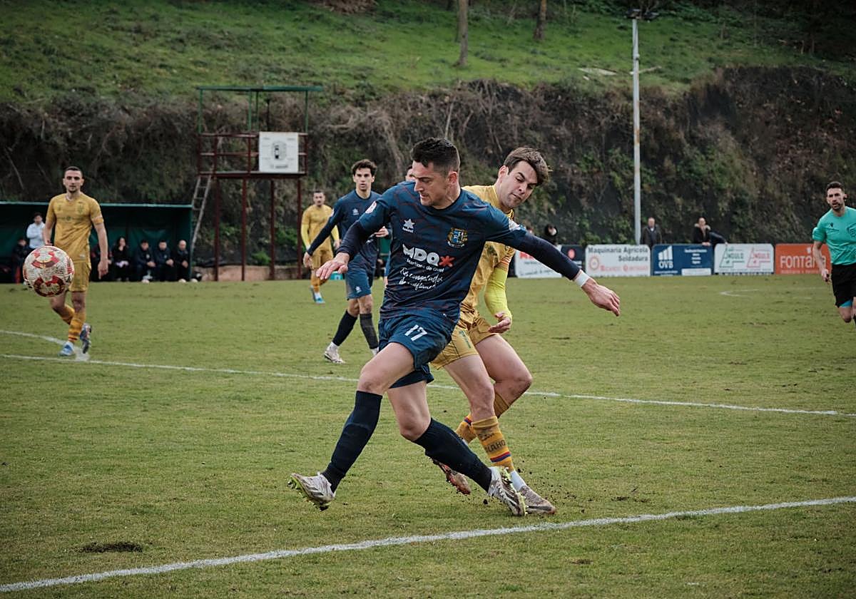 Medrano, en la disputa por la posesión, en el derbi con el Calahorra.