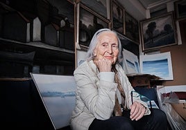La pintora María Dolores Aguirrezabala posa rodeada de sus obras en su estudio de Logroño.