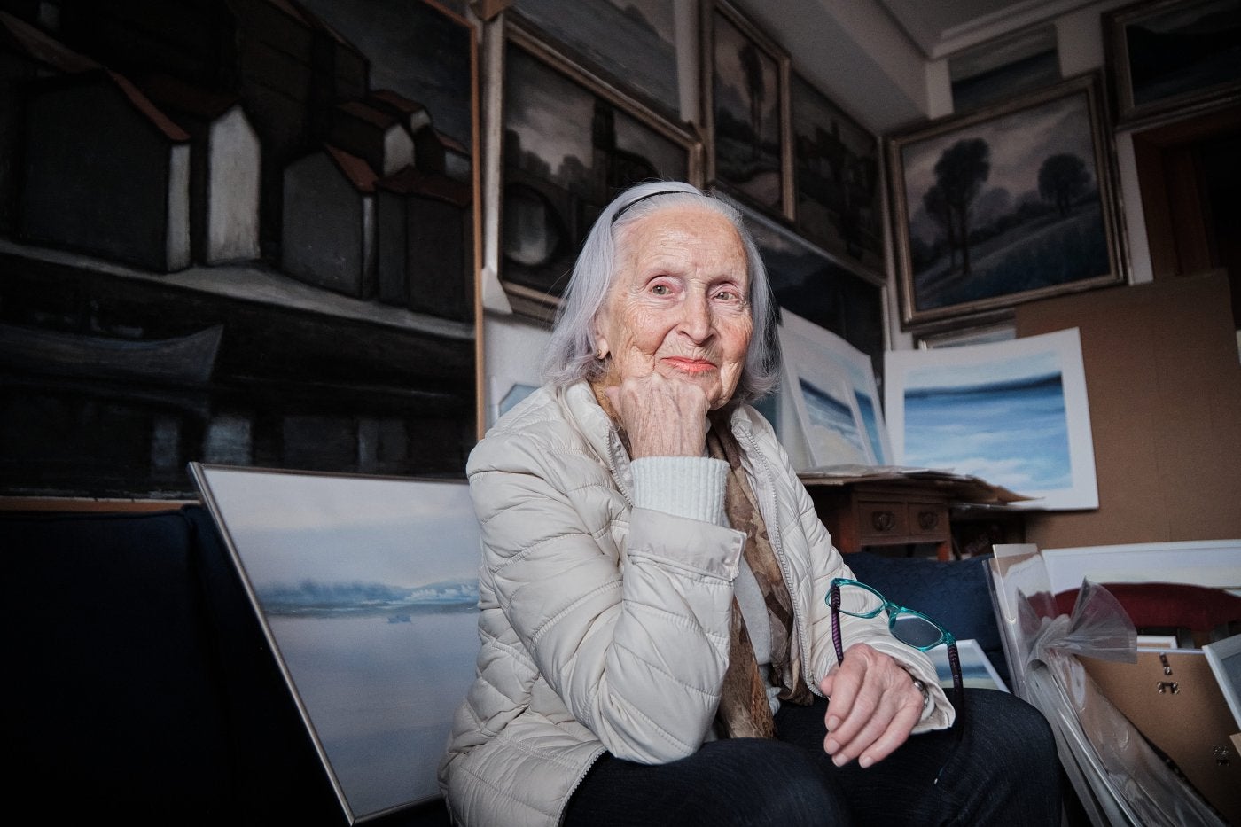 La pintora María Dolores Aguirrezabala posa rodeada de sus obras en su estudio de Logroño.