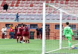 Las jugadoras del DUX Logroño celebran el cuarto gol del triunfo ante el Baleares.
