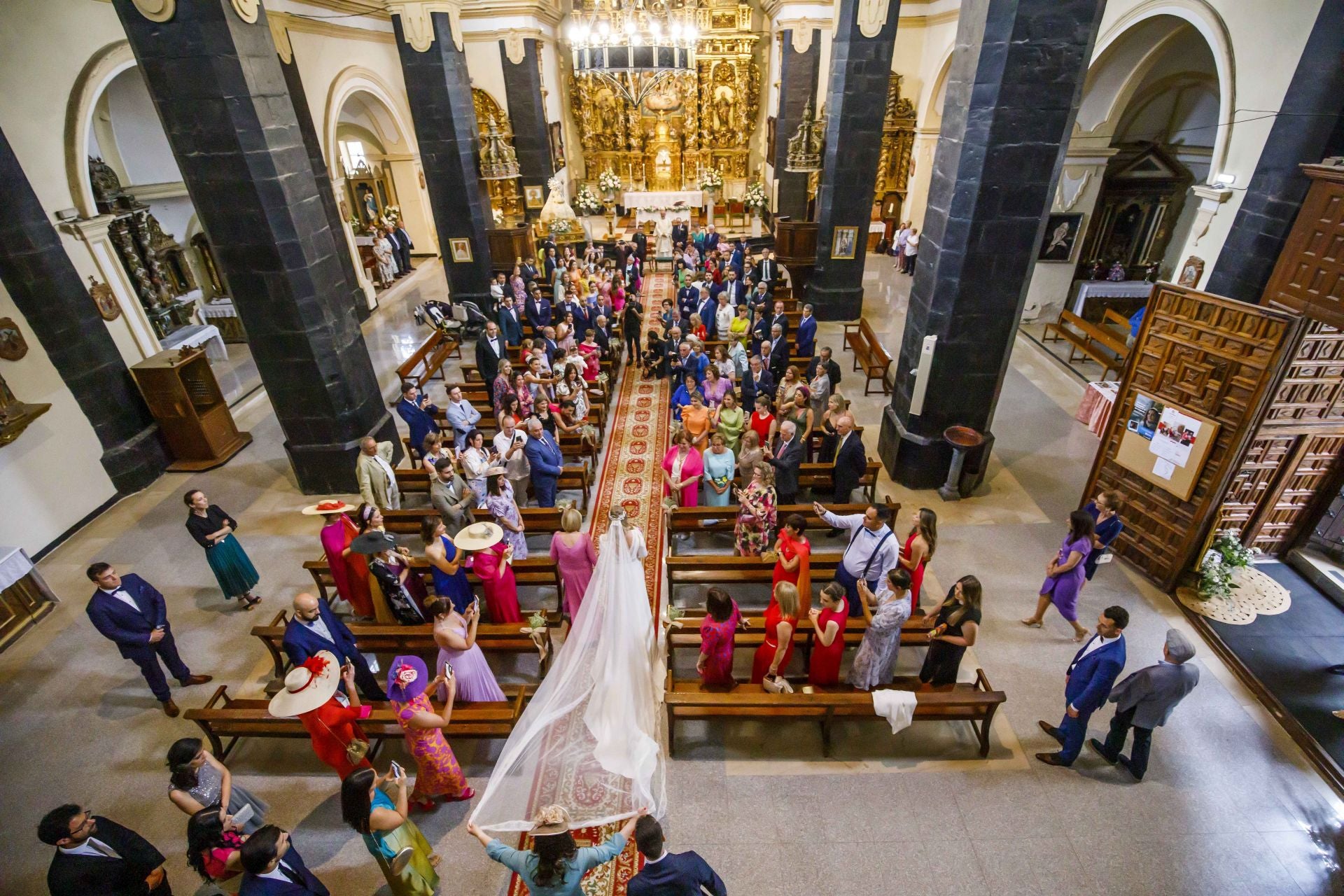 Una novia se dirige al altar durante una boda religiosa celebrada en Igea.