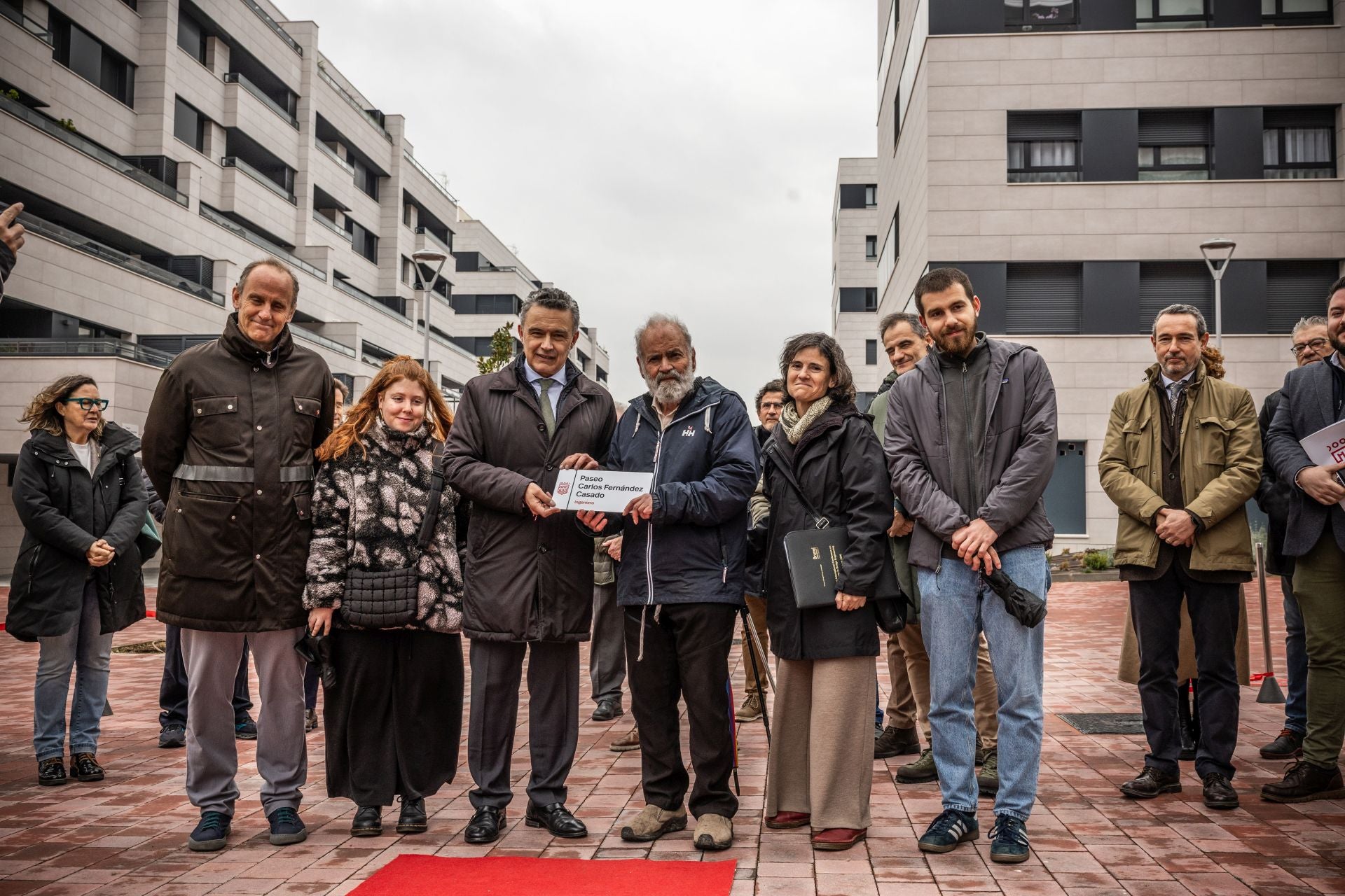 El alcalde Escobar hace entrega de una réplica de la placa a Leonardo Fernández Troyano, hijo de Carlos Fernández Casado, junto a otros miembros de la familia.