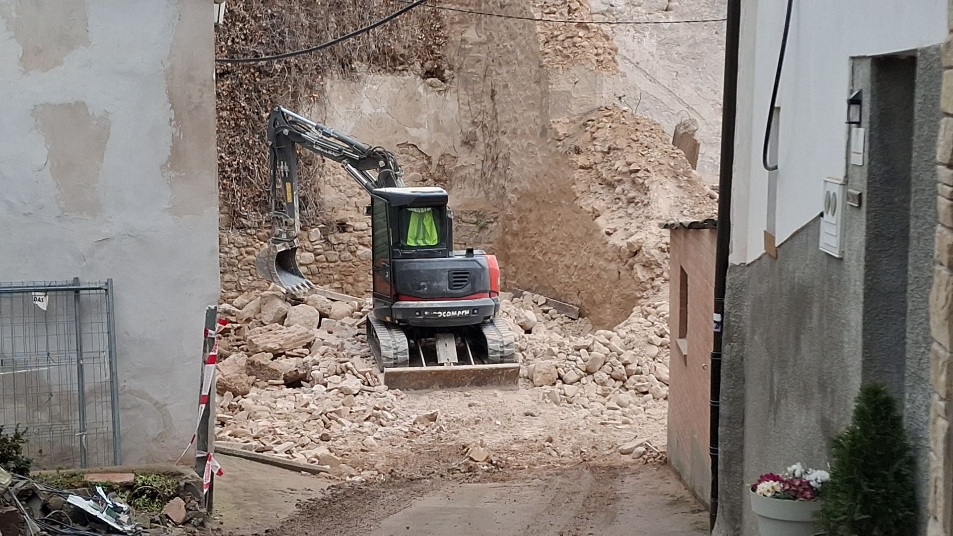 Las labores de desescombro en Viguera, en imágenes