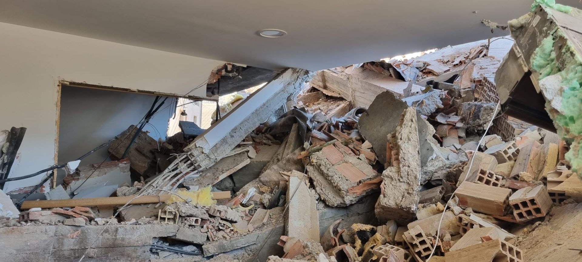 Las labores de desescombro en Viguera, en imágenes