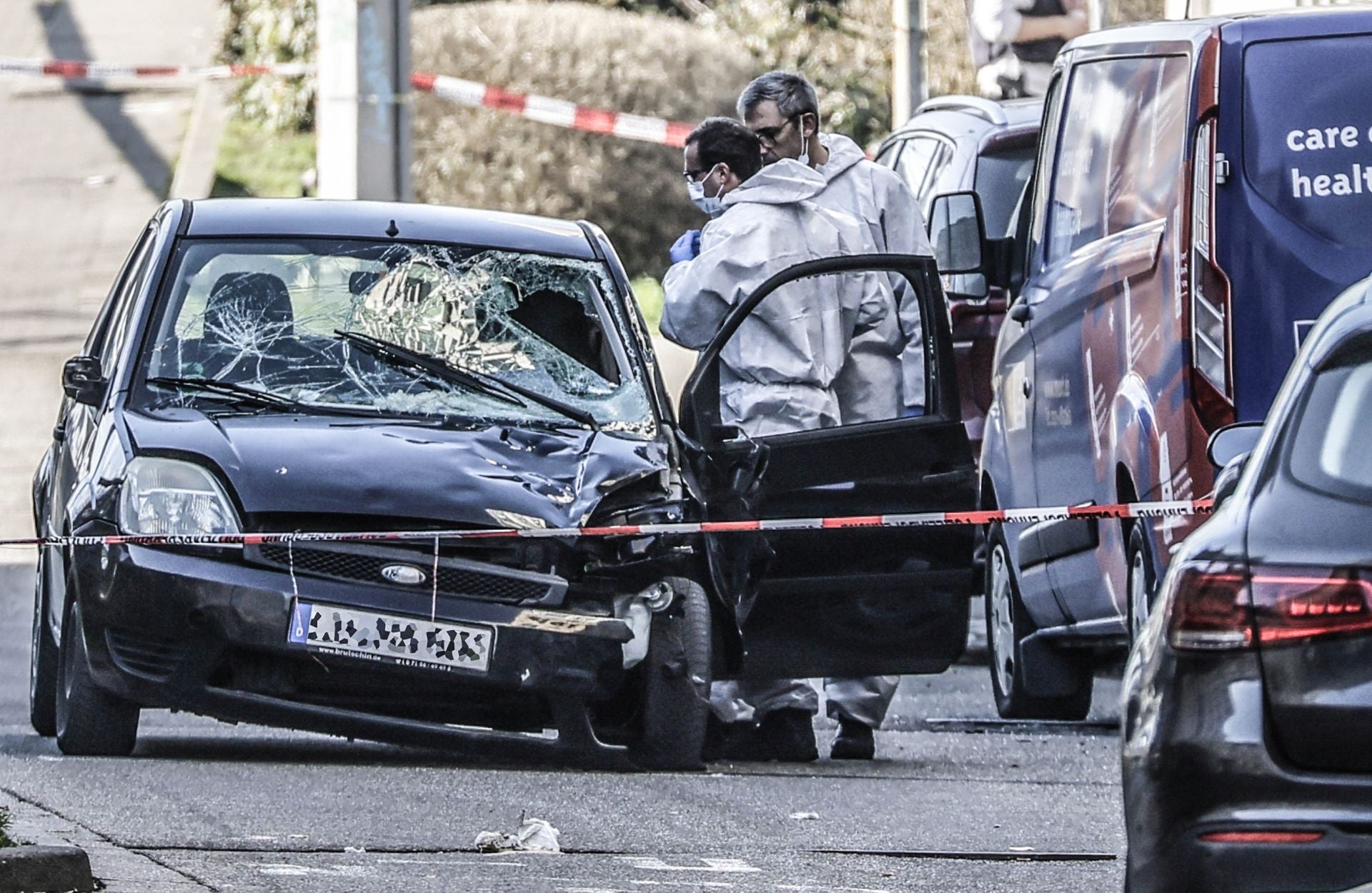 Investigadores examinan el vehículo utilizado por el autor del atropello en Mannheim. R. WITTEK / efe
