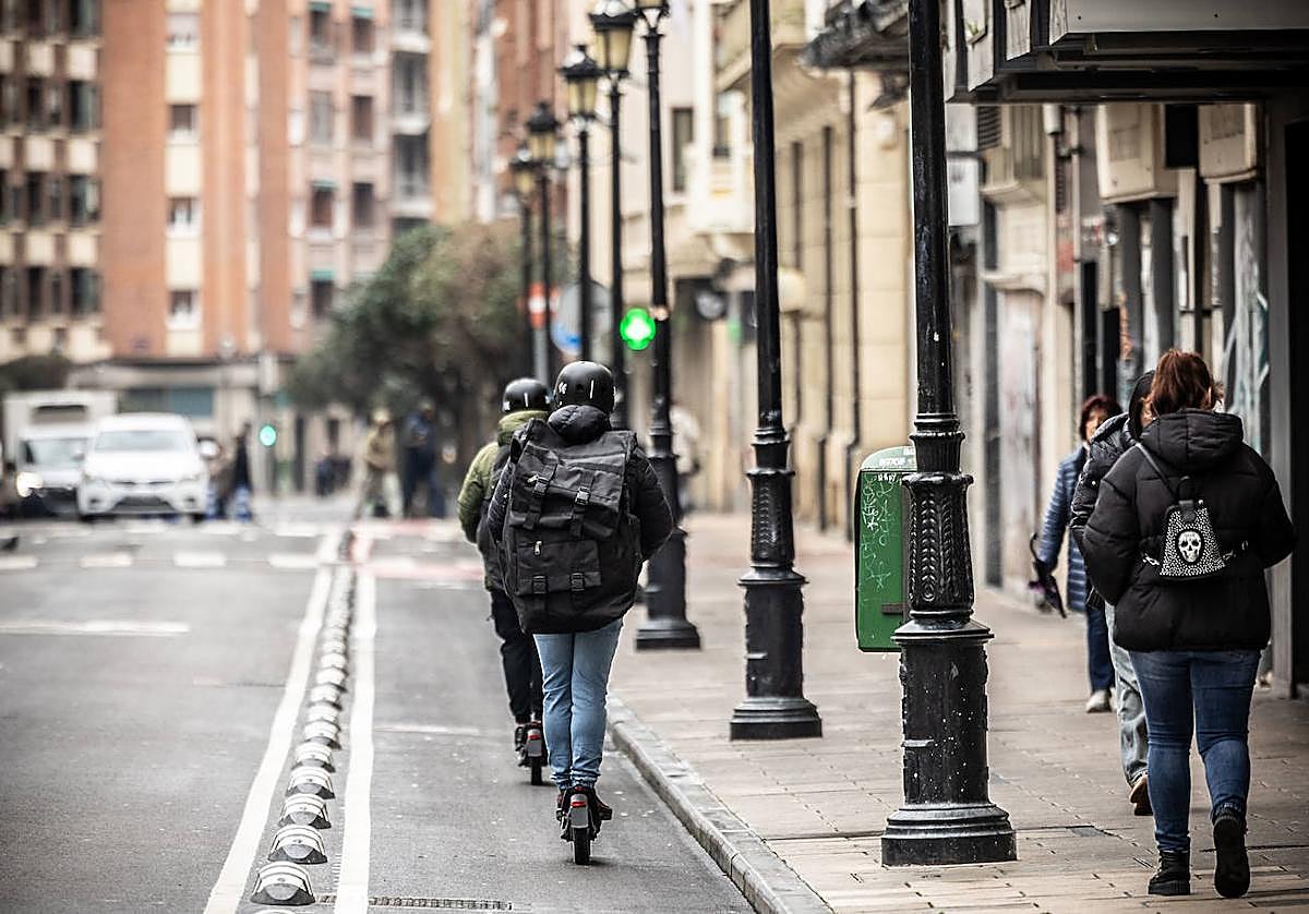 Dos personas circulan en patinete por Logroño.