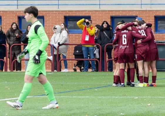 Las jugadoras del DUX celebran uno de sus goles en el partido del domingo contra el Baleares.