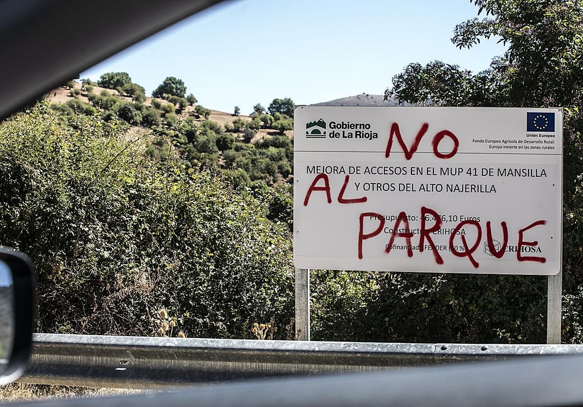 Carteles de protesta, en 2022, por la declaración de parque natural del Alto Najerilla que tumbó después la Justicia.