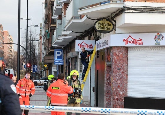 Movilización de Bomberos y ambulancias, cerca del local afectado.