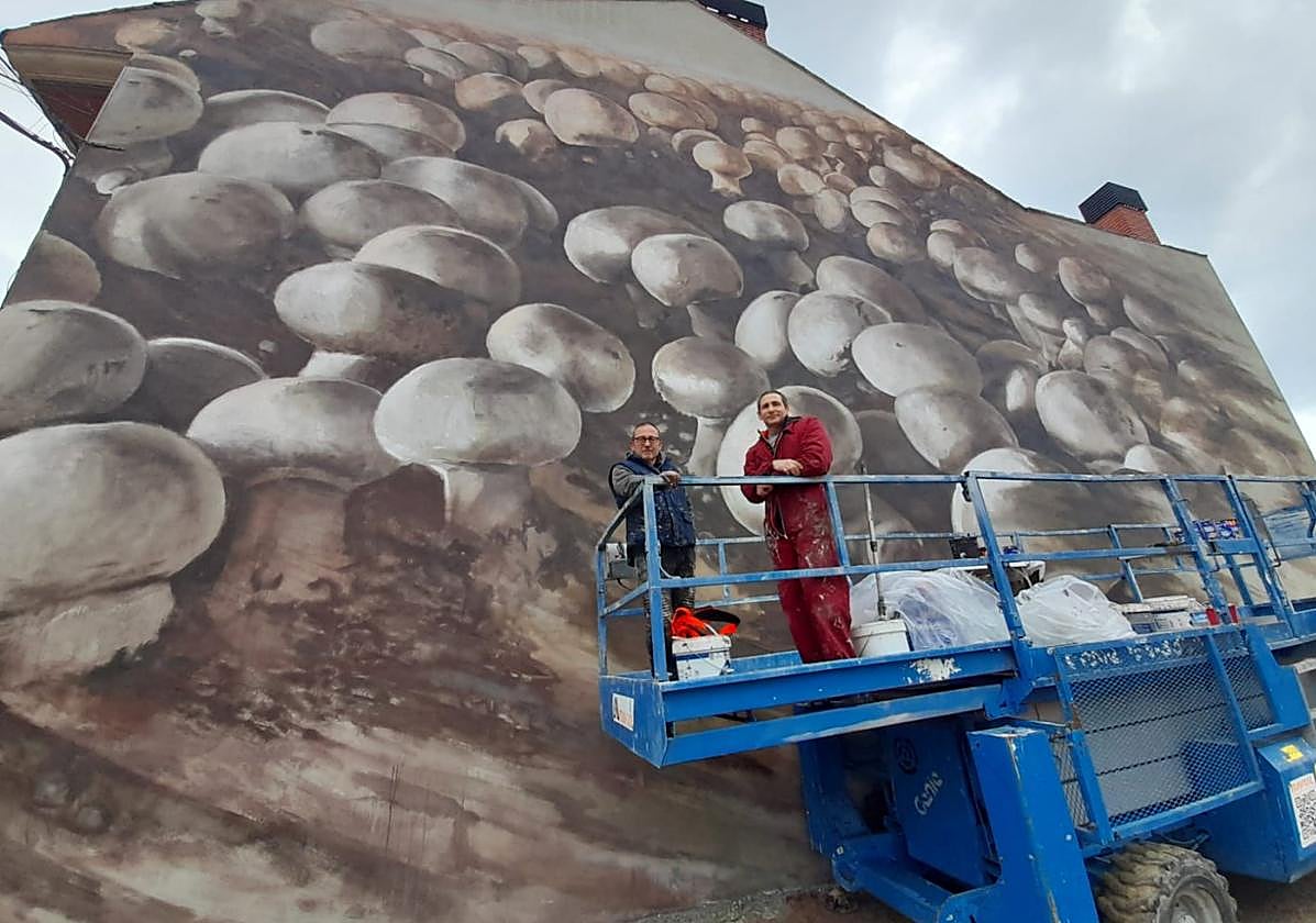Carlos López y Larry Karlin, junto al nuevo mural del champiñón.