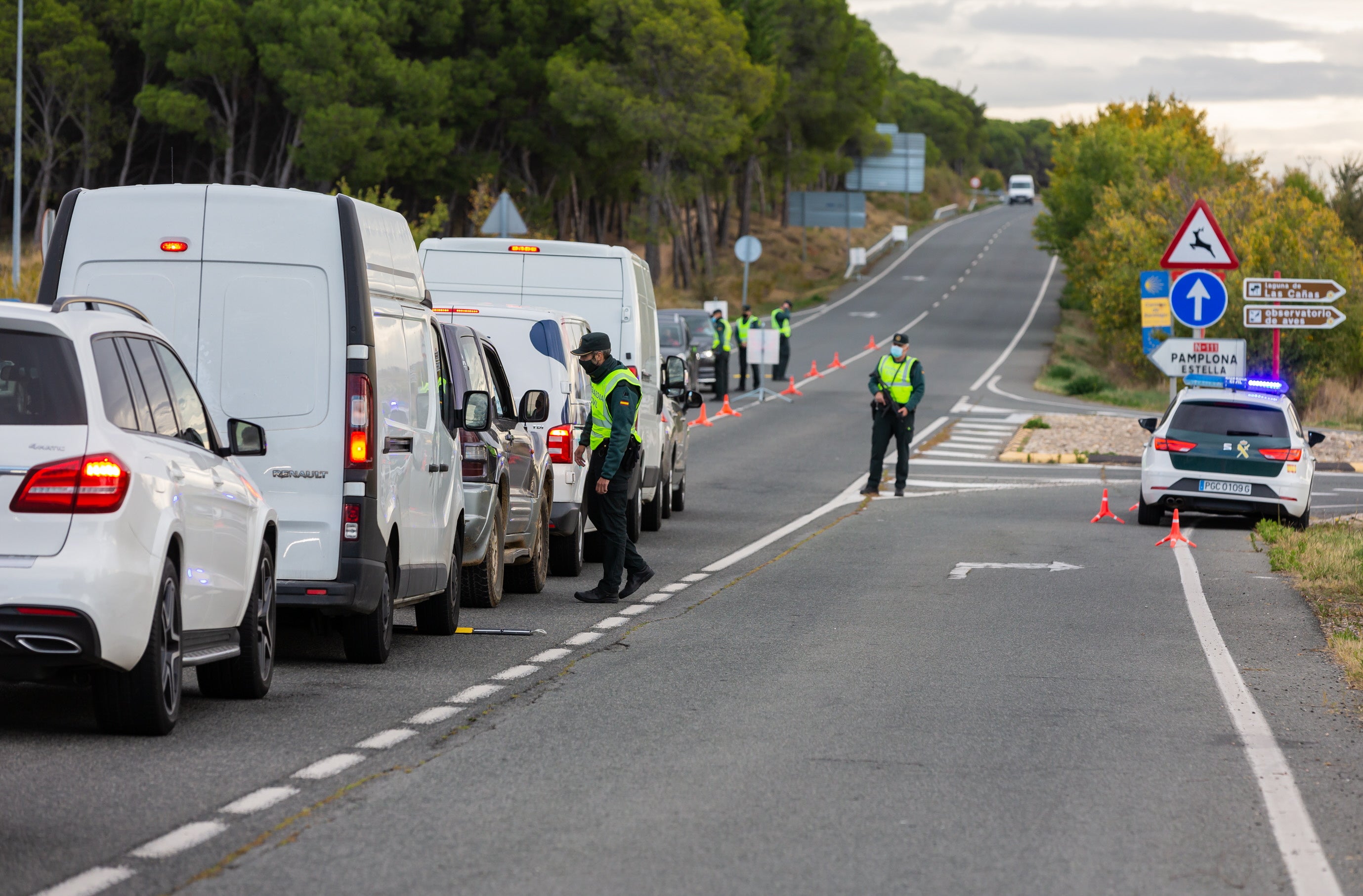 Agentes de la Guardia Civil controlan vehículos durante los confinamientos perimetrales impuestos por las autoridades en el primer año de la pandemia.