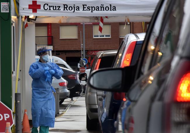 Una enfermera realiza test de detección en el parking del Cibir.