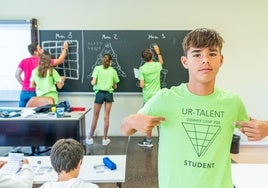 Un participante en el Summer Camp del año pasado presume de camiseta.