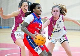 Mónica Alonso intenta arrebatarle el balón a Nia Daniel.