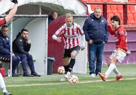 Sergio Gil conduce el balón ante Losantos en el duelo frente al Alfaro en Las Gaunas.