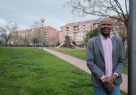 El presidente de la Asociación de Vecinos de El Cubo, Ismael Touré, posa delante de una de los amplias zonas verdes que se abren en el barrio.